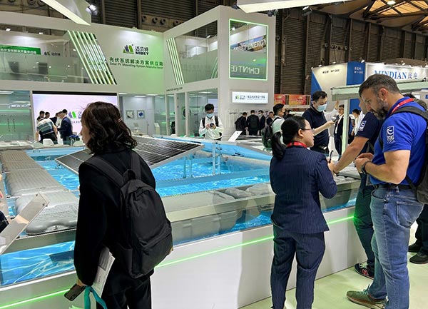 外國(guó)客人了解邁貝特水上光伏產(chǎn)品