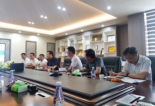 陳熹董事長(zhǎng)攜高管團(tuán)隊(duì)與黃曉舟常務(wù)副市長(zhǎng)一行會(huì)議交流中-2