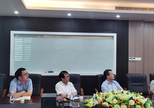 陳熹董事長(zhǎng)攜高管團(tuán)隊(duì)與黃曉舟常務(wù)副市長(zhǎng)一行會(huì)議交流中-3