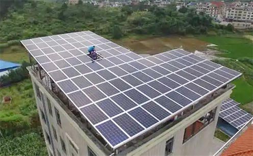 家用平屋頂上安裝的家庭太陽(yáng)能發(fā)電系統(tǒng)