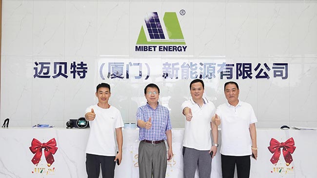 邁貝特領(lǐng)導(dǎo)與會長、秘書長合影